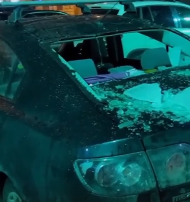 Автомобили петербуржцев пострадали от ненадлежащей уборки крыш коммунальщиками Смольного